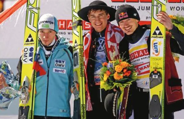 Drugouvrščeni slovenski skakalec Robert Kranjec, zmagovalec tekme poljski skakalec Kamil Stoch in tretjeuvrščeni poljski skakalec Adam Malyzs