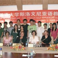 14. septembra 2009 so odprli lektorat slovenskega jezika na Kitajskem. Na fotografiji so med drugimi tudi veleposlanica v Pekingu Marija Adanja, podrektorica univerze Zhong Meisun, Natalija Toplišek in njeni bodoči študenti.
