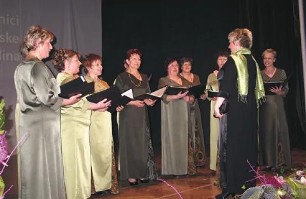 Pevska skupina Kalina z dirigentko Janjo Konestabo na jubilejnem koncertu