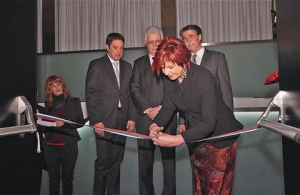 Trak je prerezala ministrica za kulturo Majda Širca, v ozadju (z leve) župan Matej Arčon, predsednik državnega zbora Pavel Gantar in direktor SNG Nova Gorica Jožko Čuk