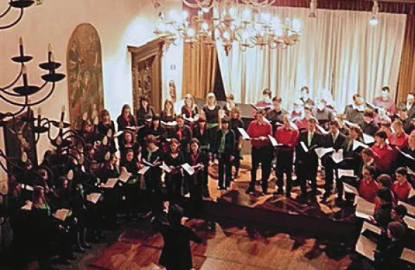 APZ Univerze na Primorskem, PAZ Vinko Vodopivec in Vokalna skupina Radost so skupaj izvedli istrsko ljudsko pesem Kemu si dala rožice 
