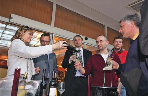 Živahen festivalski utrip na Vinakoprovi stojnici