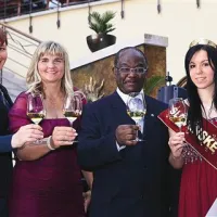 Festival sta odprla Ingrid Mahnič in Peter Bossman, nazdravili pa sta mu tudi Maja Križmančič iz hotelov LifeClass (levo) in istrska vinska kraljica Debora Sosič