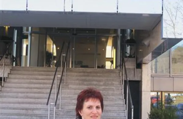 Predsednica sindikata Merkur Group Mateja Tavčar je pojasnila, da zaposleni, ki bodo danes prejeli odpovedi, prihajajo iz vrst komerciale in financ.