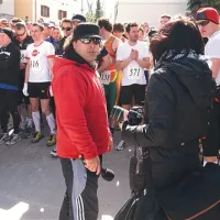 Mojmir Kovač z mikrofonom pred  startom