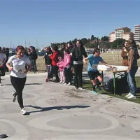 Prek glavne portoroške plaže ob spodbujanju tamkajšnjih sprehajalcev