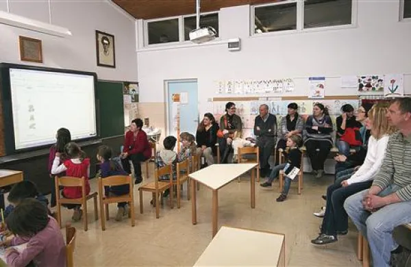 Interaktivna tabla (podobna čudežnemu računalniku), ki postopno zamenjuje  stare zelene table s kredami in novejše bele, na katere se piše s flomastri, je navdušila tudi mnoge starše.