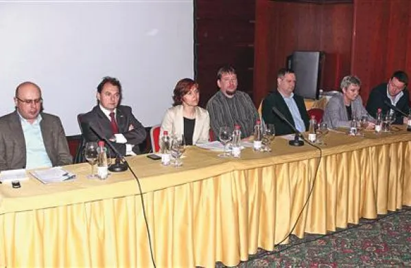 Z leve: moderator okrogle mize Sašo Dravinec, Iztok Klenar, Leni Breznik, Boris Bordon, Samo Vodišek, Majda Debevc in Gašper Čarman