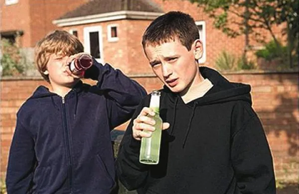 Opijanje z alkoholom in omamljanje z nevarnimi substancami pri otrocih je kot tempirana bomba:  zelo hitro lahko privede do kome in smrti. Fotografija je simbolična.