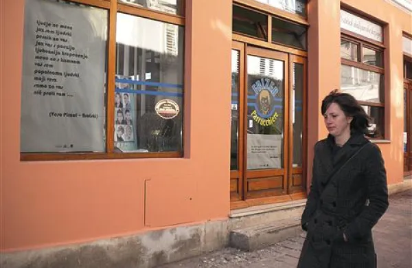 Verzi v vitrinah koprskih ulic