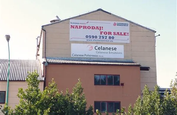 Po fotografiji sodeč je naprodaj  tudi stavba nekdanje  tovarne Celanese Polisinteza, ki je imela s Kemiplasom skupen  naslov. Kot je razbrati s spletne strani Slovenija Invest, pa so nepremičnino (več kot 2000 kvadratnih metrov obsežen objekt na skoraj 9000 kvadratnih metrih zemljišč) že prodali  za 2,6 milijona evrov.      