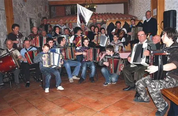 Zven diatoničnih harmonik članov Kulturnega društva Kraška harmonika se je razlegal tudi na nedavnem občnem zboru v Grahovem Brdu