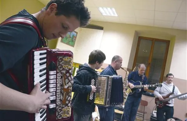 WWTele: Bernard Bolčič, Domen Benčina, Bogdan Česnik, ustanovitelj benda Gorast Radojevič in Matjaž Pečar 