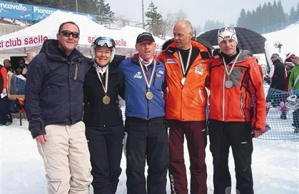 Na  Piancavallu so se  postavili (z leve) tehnični delegat tekmovanja Tomaž Čižman,  Mojca Pečelin, Peter Furlan, Franci Langus in Aljoša Gorjan
