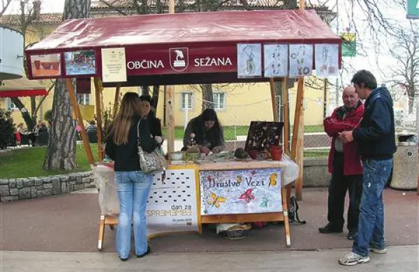 Tudi lani se je društvo Vezi predstavilo s svojo stojnico v Sežani.