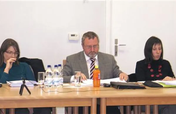Marsikateremu bistriškemu svetniku se je ob razglabljanju o ceni odlaganja smeti kolcalo po odlagališču odpadkov v Ilirski Bistrici, vendar  so tako župan kot ostali  svetniki opozorili, da je ta vlak že odpeljal.