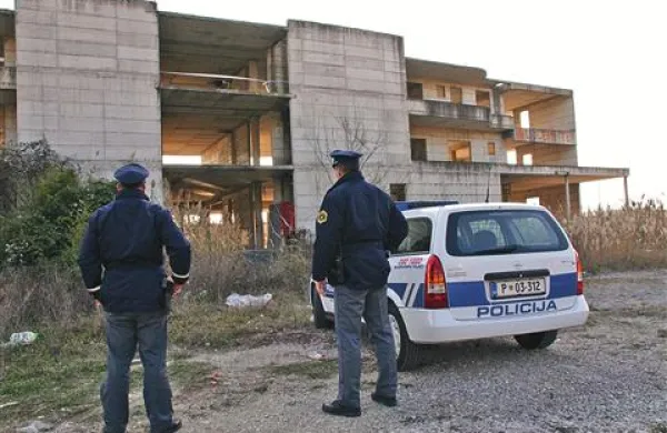Dobro  leto po grozljivi smrti Maksa Mlakarja je višje sodišče potrdilo triletni zaporni kazni za pretepača, ki sta mu povzročila tako hude poškodbe, da je zaradi njih umrl, in pogojni zaporni kazni za zakonca, ki nista poklicala pomoči.