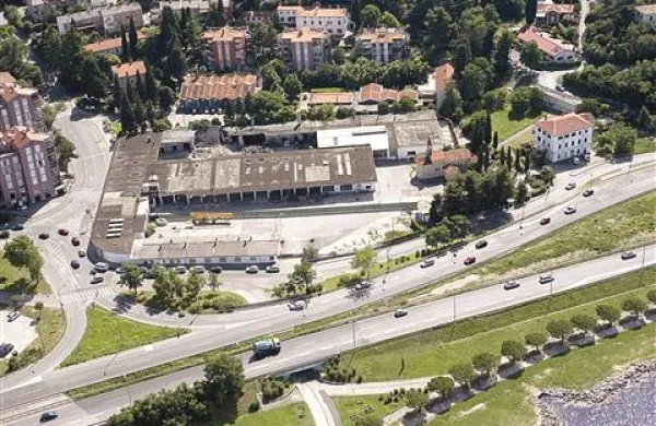 Tako je bilo še do leta 2007 videti območje nekdanjih Slavnikovih garaž. Danes je zemljišče za tretjino manjše, porušili pa so tudi večino objektov.