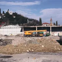Na okrog 8000 kvadratnih metrov velikem zemljišču nameravajo zgraditi sodoben poslovno-stanovanjski in turistični center. 