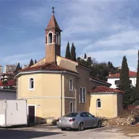 Ob nadomestni gradnji na območju Slavnikovih garaž bo treba ohraniti cerkvico Matere milosti.