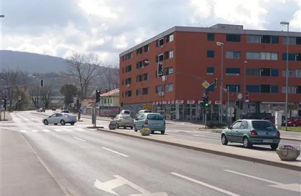 V krožišče se bo v kratkem spremenilo tudi semaforizirano križišče pri Mercatorjevem hipermarketu.