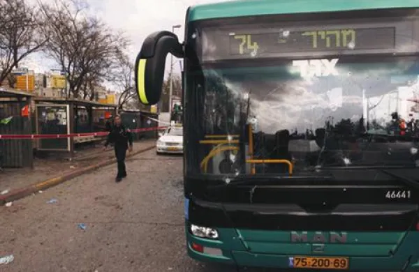 V eksploziji bombe v Jeruzalemu je umrla ena oseba. Govorice pravijo, da je morda šlo za maščevanje, saj so izraelski vojaki z bombardiranjem kratkim ubili osem Palestincev.   