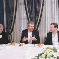 Ruski predsednik Dmitrij Medvedjev je člane svoje najljubše rock skupine Deep Purple gostil na čaju in pecivu v svoji rezidenci v bližini Moskve.