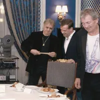 Bobnar Ian Paice je gostitelju podaril par svojih palčk za bobne.