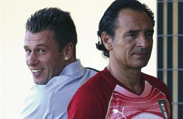 Antonio Cassano (levo) ob selektorju Cesareju Prandelliju je eden redkih iz starejše generacije v izbrani vrsti.
