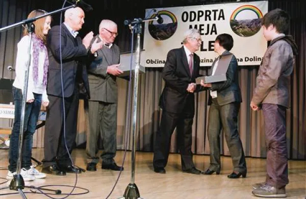 Ob prisotnosti mladih sta župana Zvonko Benčič-Midre in Fulvia Premolin   izročila  priznanji nekdanjima županoma, pobudnikoma Odprte meje Borisu Bernetiču in Edvinu Švabu.