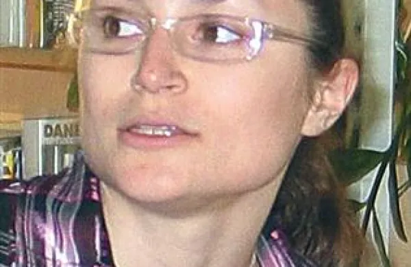 Karmen Peternelj: “Podzemna kraška voda je vrednota, ki zagotavlja pitno vodo za polovico Slovenije, marsikje pa je to tudi  edini vir vodooskrbe. Z onesnaževanjem kraških virov zato  zastrupljamo tudi sebe in svoje zdravje. Voda na Krasu je tudi glavni arhitekt kraškega podzemlja, na katerega smo tako zelo ponosni. To pa  nam narekuje, da se do vode obnašamo kar se da skrbno in z zavestjo, kako zelo smo  od nje odvisni mi in še bolj naši zanamci.” 