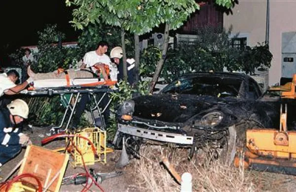 Borisa Popoviča so poleti 2000 s hudimi notranjimi poškodbami rešili iz objema pločevine in ga odpeljali v bolnišnico. Izvedenca sta izračunala, da sta Popovič in Gianni Norbedo drvela s hitrostjo najmanj 234 kilometrov na uro.