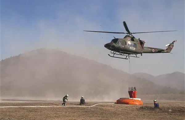 Pri  gašenju včerajšnjih požarov na Baču in Počku je odločilno vlogo odigral vojaški helikopter