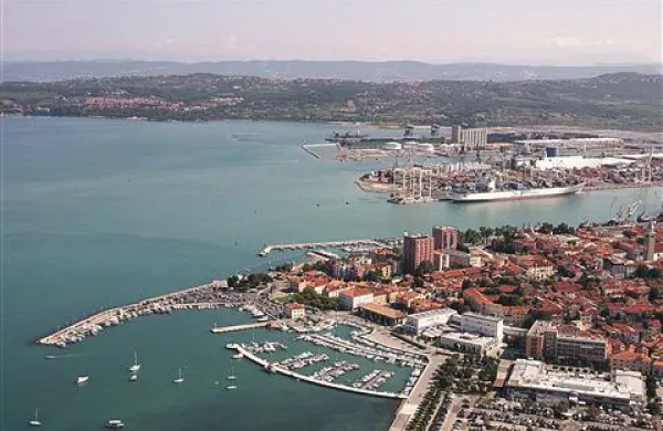 Kot pravijo v Luki Koper, pride tovor železovega oksida le enkrat do dvakrat na leto (ladje, ki ga je pripeljala,  ni več v Kopru). Obljubljajo, da bodo v prihodnje  pri razkladanju te snovi veliko bolj pozorni na vremenske razmere.