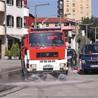 V Kopru so včeraj začeli prati  ceste. Železov oksid se steka  v kanalizacijo, kjer je hrana bakterijam, najti  pa ga bo tudi kot usedlino v čistilni napravi.