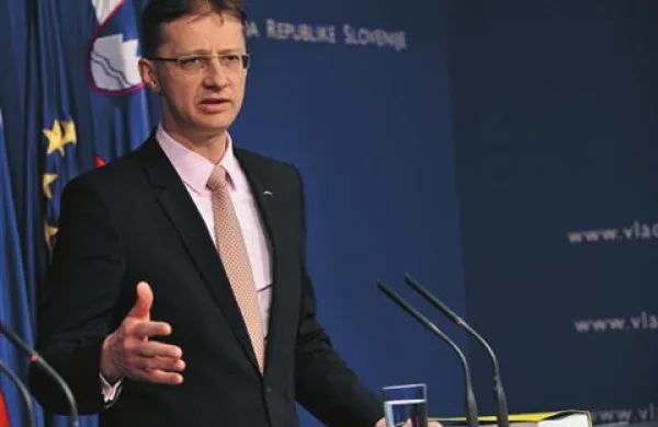 Minister za šolstvo in šport Igor Lukšič je  danes dejal, da gre zakon o malem delu  v smeri stalnih delovnih mest za mlade. 