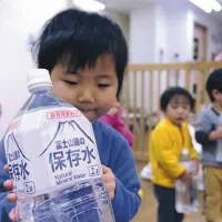 Japonske oblasti so majhnim otrokom odsvetovale pitje vode iz pipe.