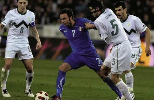 Robert Koren, Boštjan Cesar in Aleksander Radosavljević ter Gianpaolo Pazzini Foto: Reuters