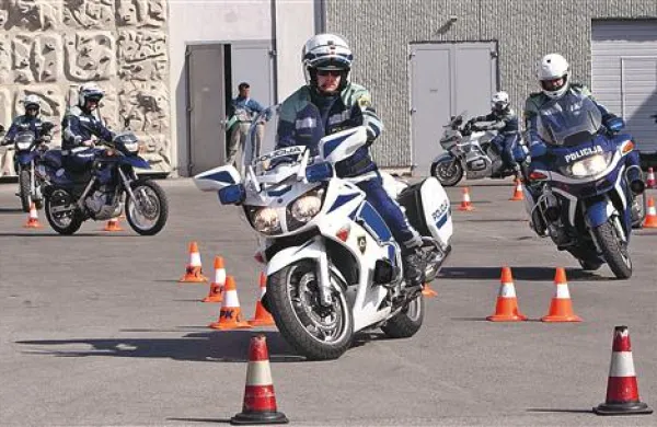 Policisti motoristi so včeraj preverjali svoje spretnosti na motorjih na dvorišču koprskega gasilskega doma.