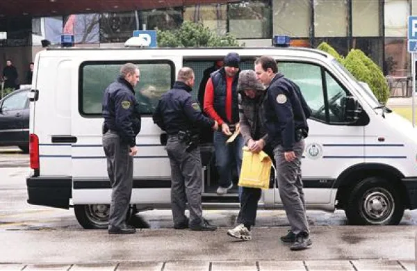 Obtoženi za trgovino s heroinom in kokainom ob prihodu na sojenje. 