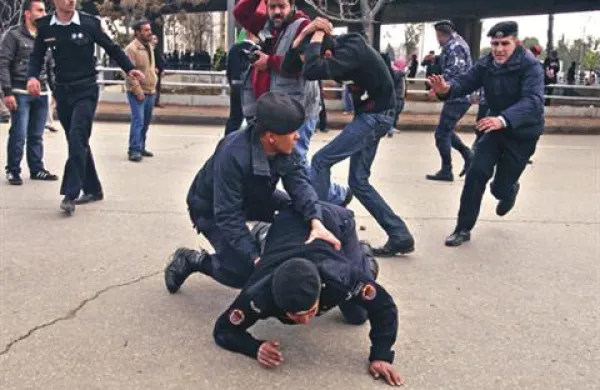  V jordanski prestolnici so se danes protivladnim protestniki spopadli z  zagovorniki vlade, posredovati je morala policija.  Na fotografiji je ranjeni policist. 
