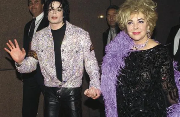 Elizabeth Taylor bo večni mir na&scaron;la v bližini prijatelja Michaela Jacksona
