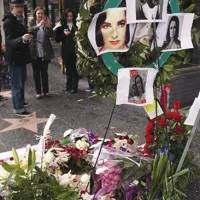 Elizabeth Taylor bo svoj večni mir našla na majhnem pokopališču Forest Lawn v bližini Los Angelesa, kjer je pokopan njen dolgoletni prijatelj Michael Jackson.