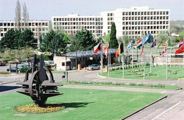 Poveljevanje operaciji prepovedi poletov nad Libijo bo poslej prevzela zveza Nato.