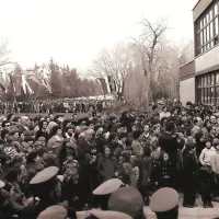 Slovesnega odprtja nove osnovne šole Kozara  v Novi Gorici, 17. marca 1978, se je udeležilo veliko ljudi