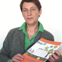 Ravnateljica  Kati Čubej s posebno, jubilejno izdajo glasila učencev OŠ Kozara Nova Gorica Ti loviš, s katerim so želeli bralcem pričarati  delček svojega dela, življenja in utripa šole, igrivosti, iskric ter misli  učencev