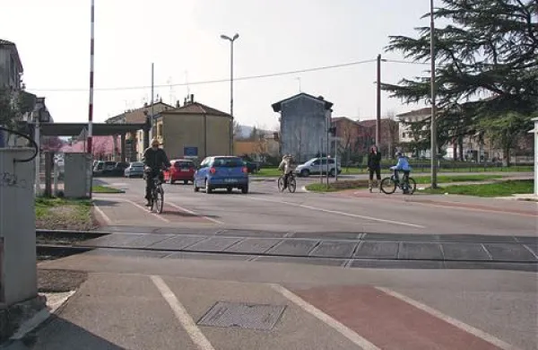 Po Erjavčevi ulici vsak dan prehaja odprto mejo veliko ljudi, tudi preprodajalci in odvisniki od prepovedanih drog. Mamila so v Sloveniji  cenejša kot v Italiji.