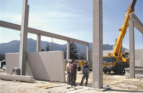 Do maja bo ob Metalflexu zrasla nova skladiščna  hala.  