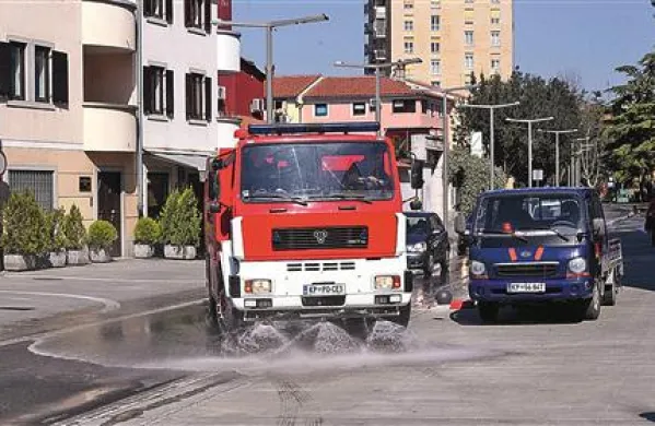 Pričakovanega dežja, ki bi spral koprske ulice, v nedeljo do poznega popoldneva ni bilo.