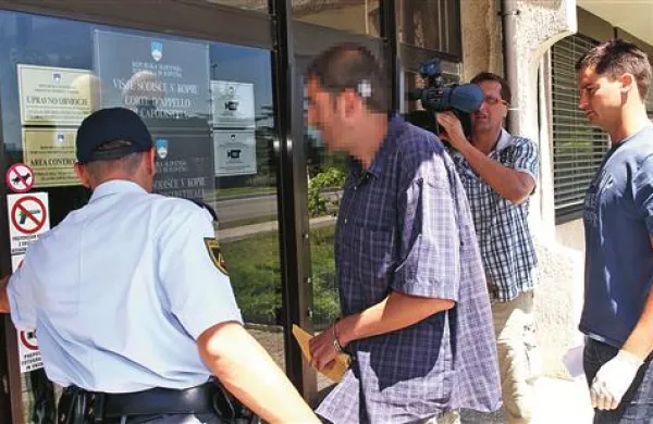 Žan V. je priznal preprodajo droge, vendar je pojasnil, da jo je več zaužil kot prodal